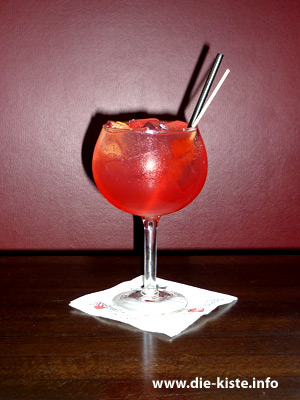 Singapore Sling - Ein Cocktail mit Gin - Cocktailbar DIE KISTE in Cuxhaven